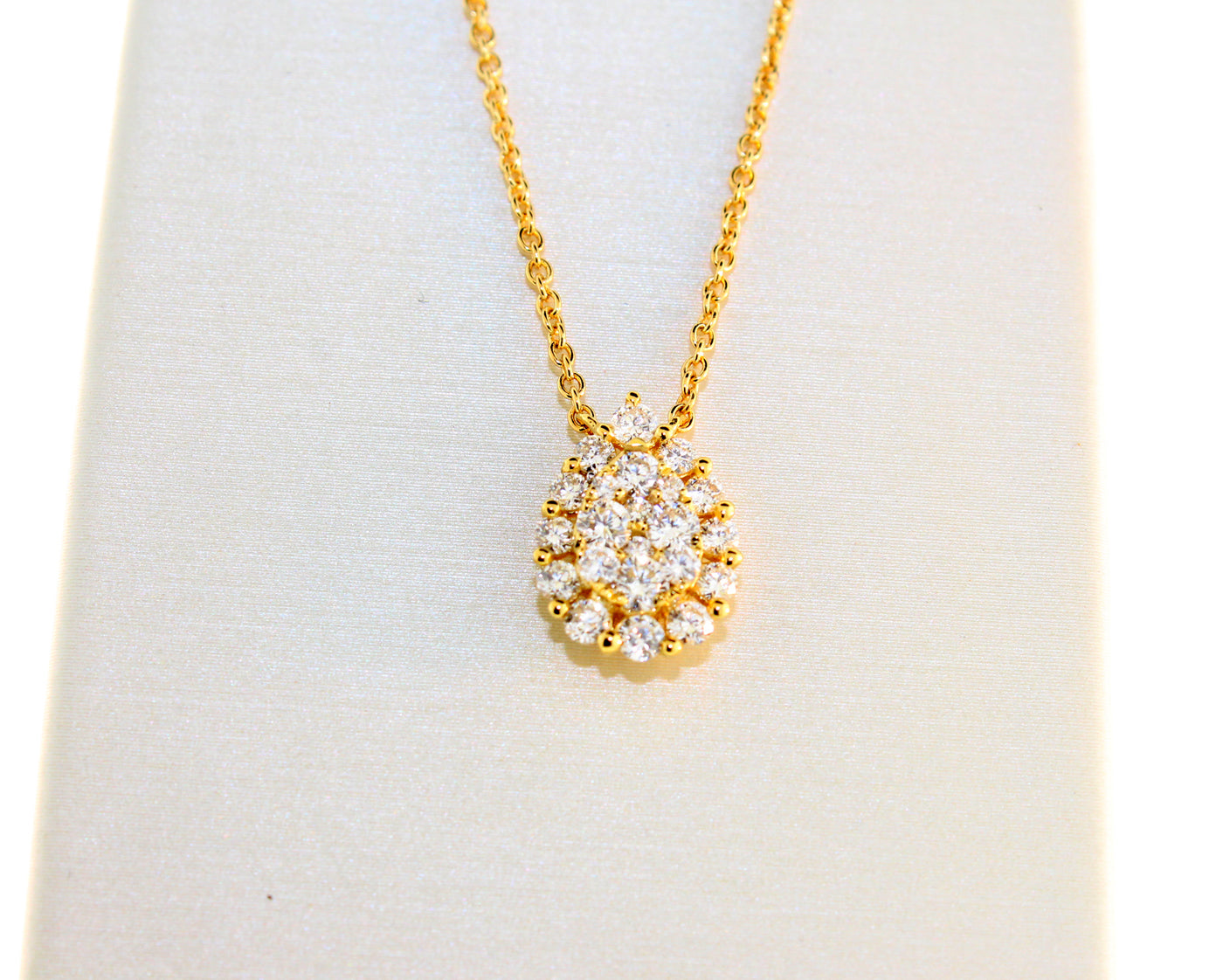 18KY Diamond Cluster Necklace