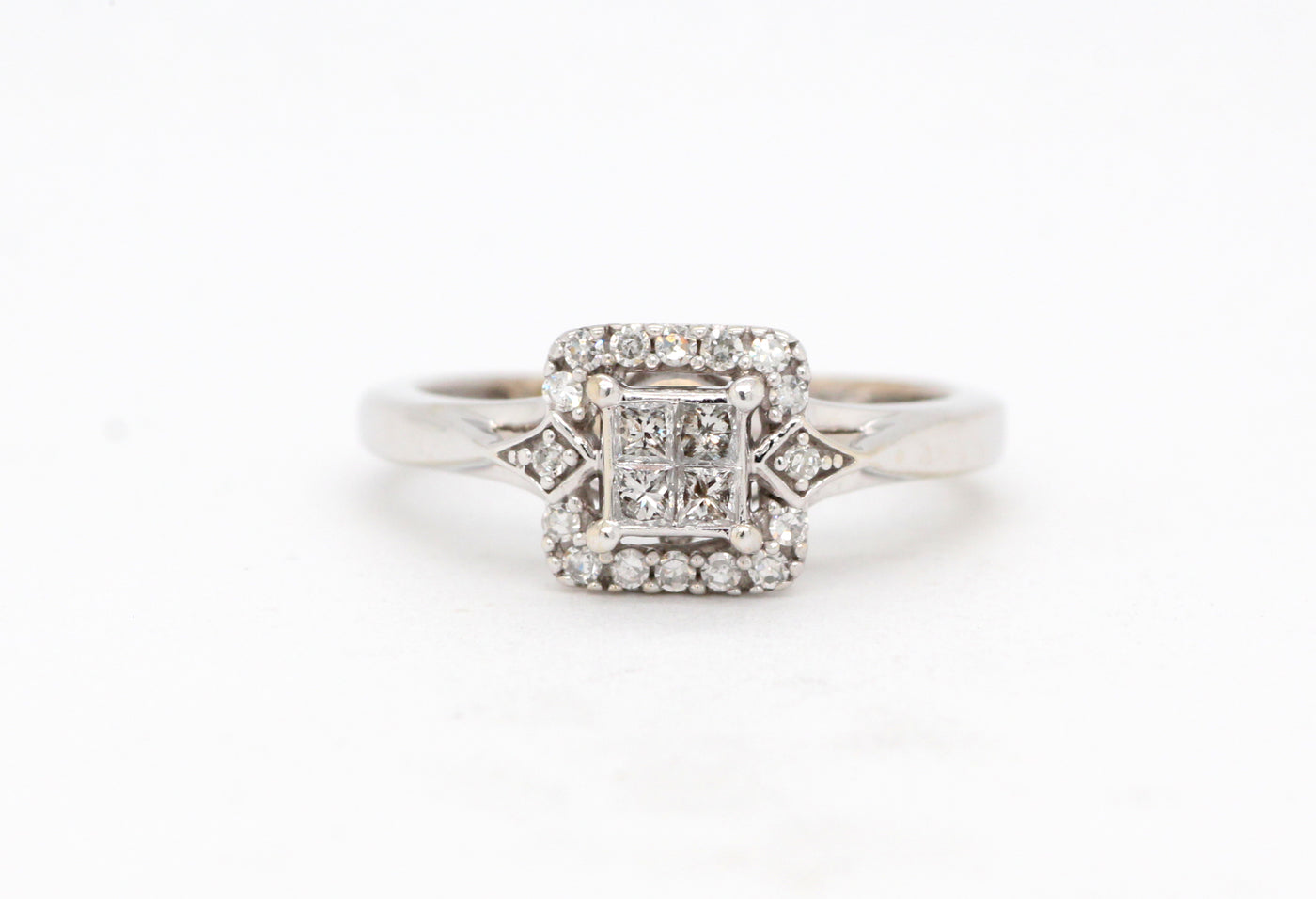 Estate 10KW .27 Cttw Diamond Fashion ring