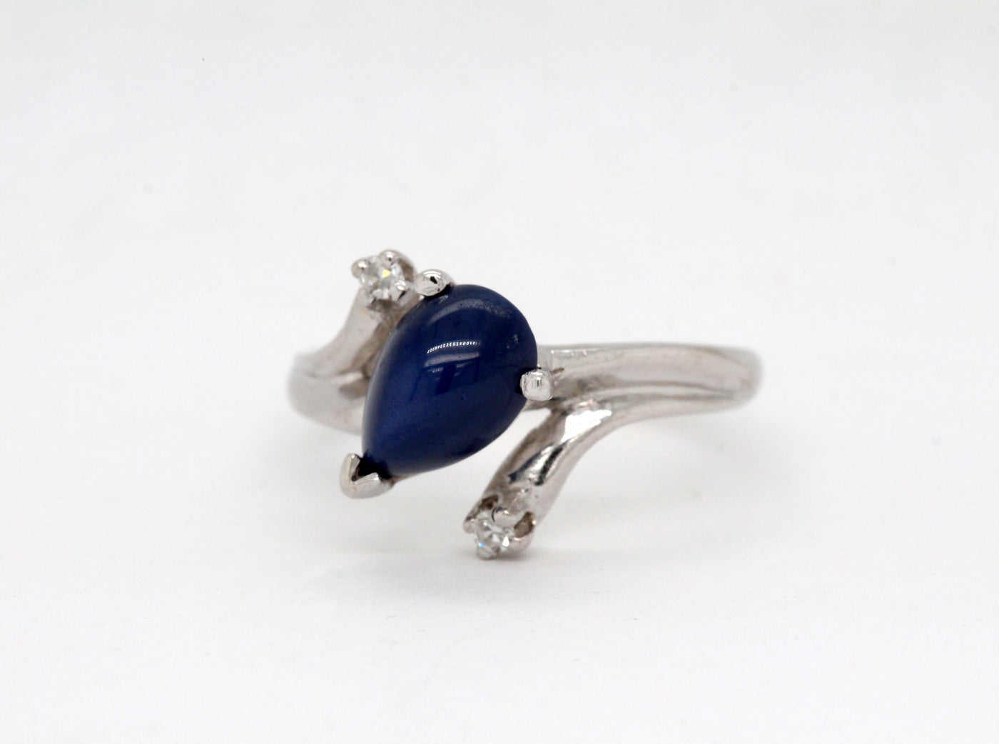Estate 14KW 9.5mmX5.8mm Star Sapphire and .05 Cttw Diamond Ring