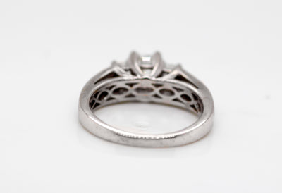 18KW .85 Cttw Diamond Three Stone Style Ring G-VS2