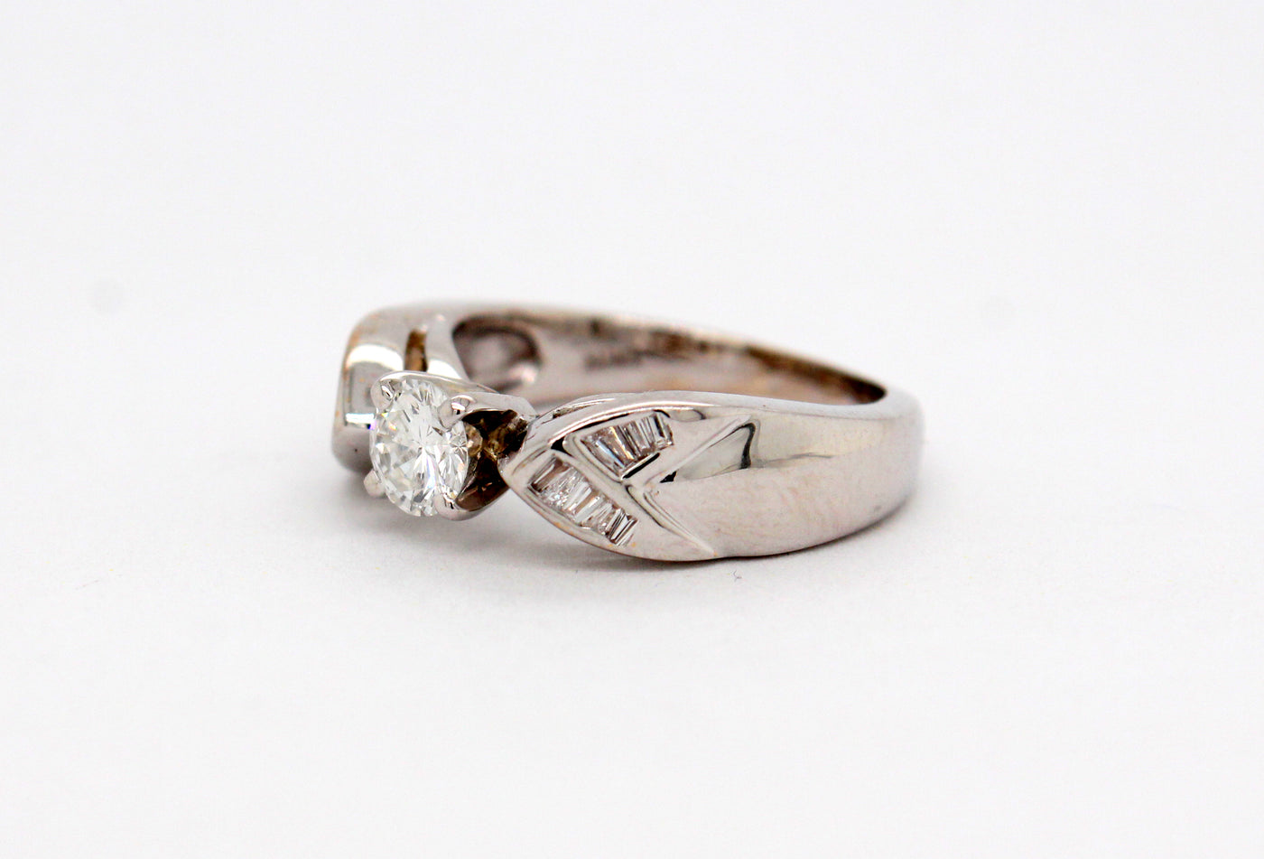 Estate 14KW .70 Cttw Diamond Ring G in Color and SI1 in Clarity
