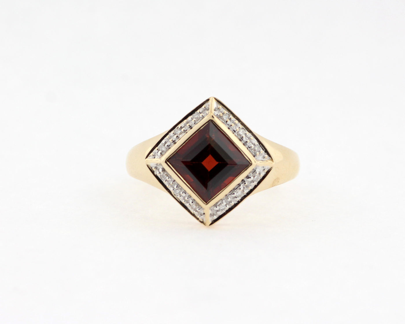 ESTATE 14KY 2.10 CT GARNET AND DIAMOND RING .10 CTTW