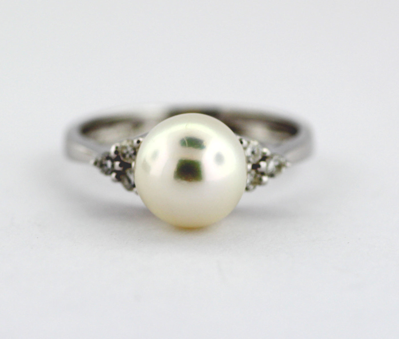 ESTATE 18KY 8.0 MM PEARL AND DIAMOND RING .15 CTTW H-I1