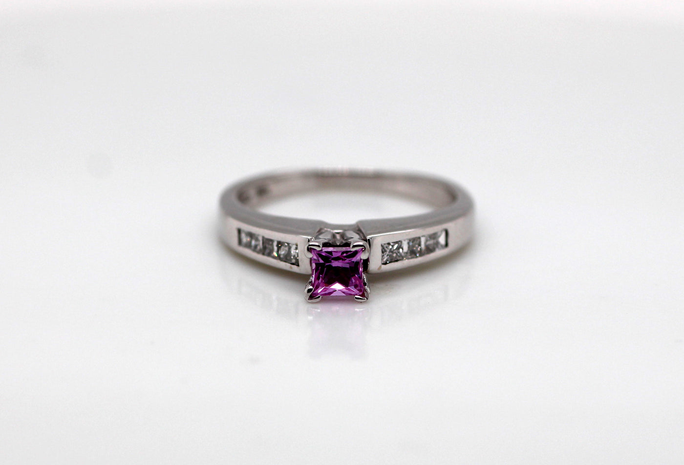 ESTATE 14KY .40 CT SYNTHETIC SAPPHIRE AND DIAMOND RING .24 CTTW I-SI1