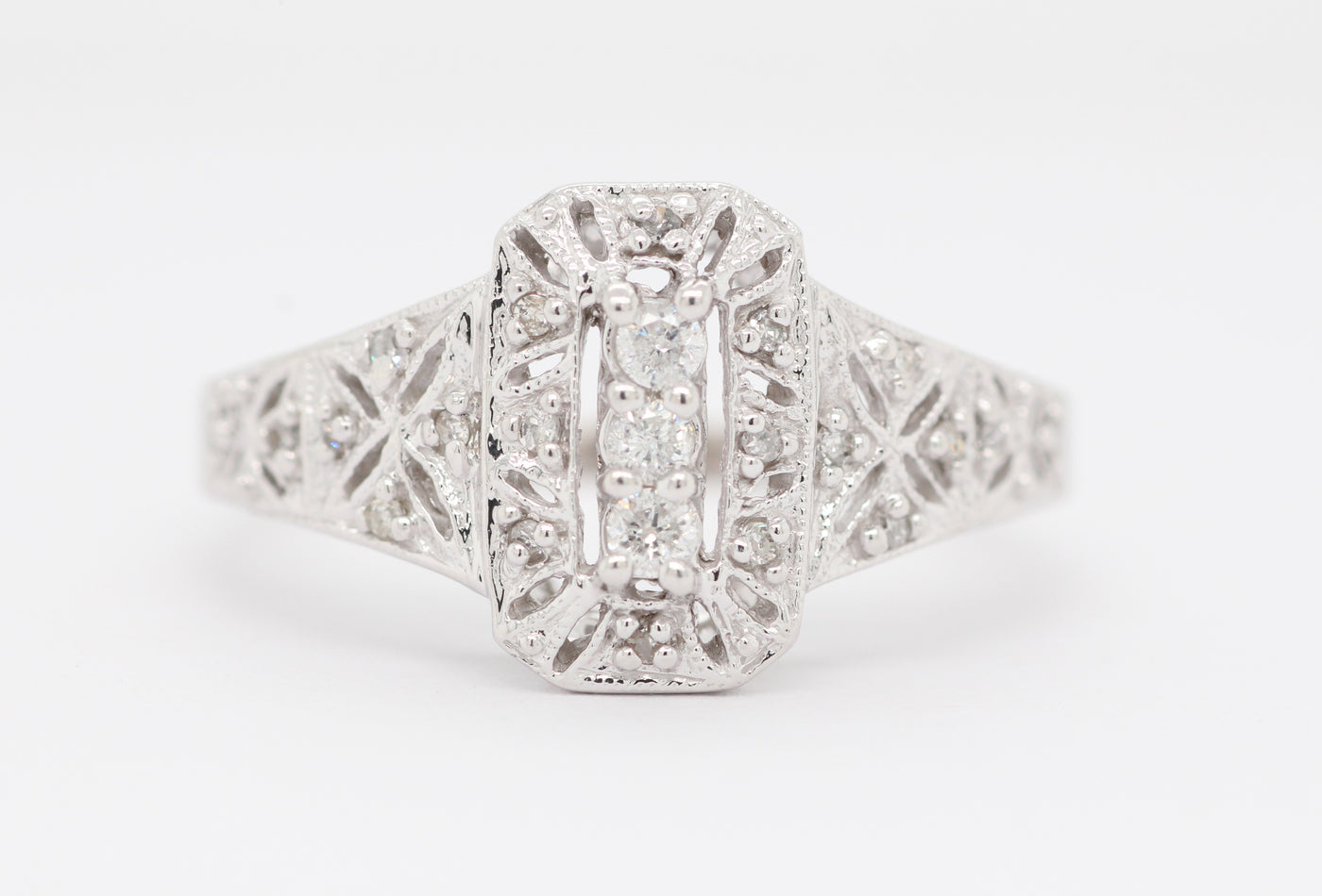 ESTATE 14KW .25 CTTW DIAMOND RING, I-I1