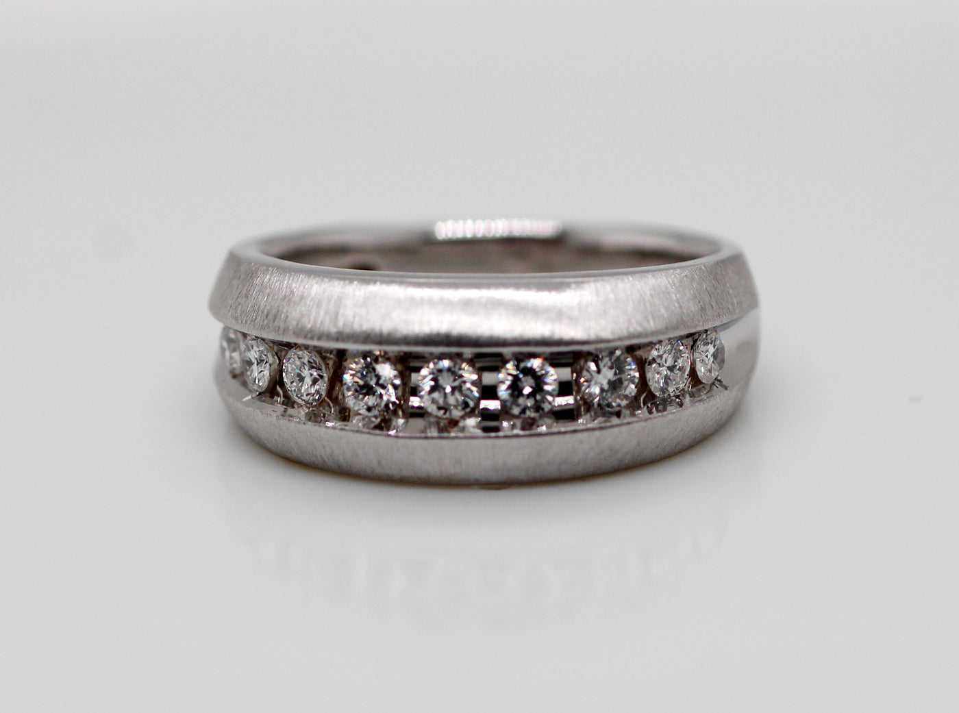 14KW .55 CTTW DIAMOND GENTS WEDDING BAND H-SI1