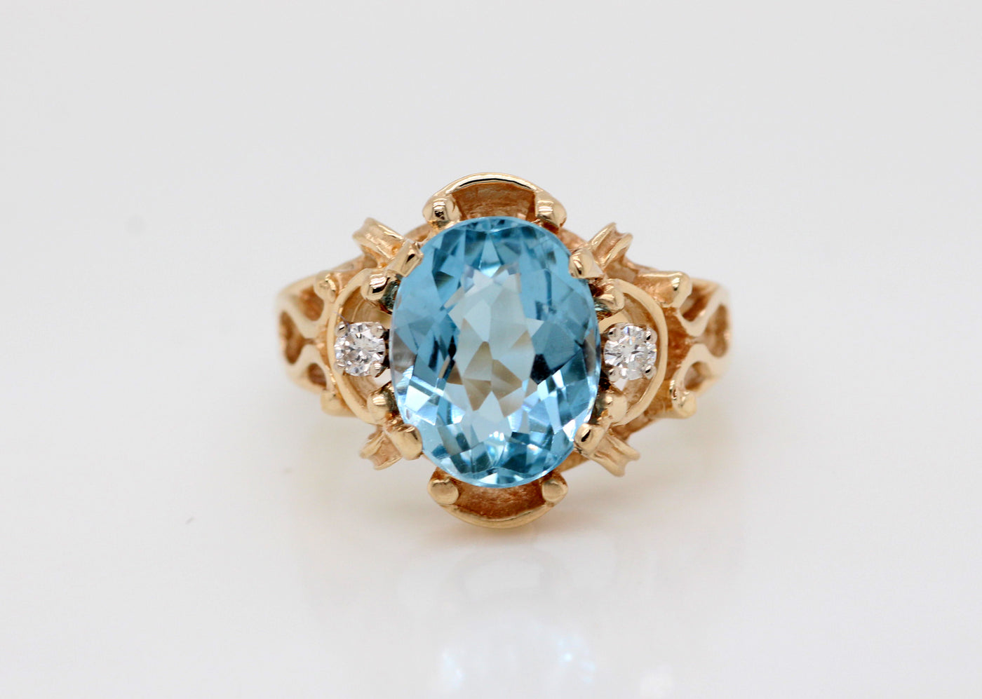 ESTATE 14KY 4.50 CT BLUE TOPAZ AND DIAMOND RING, .10 CTTW H-I1