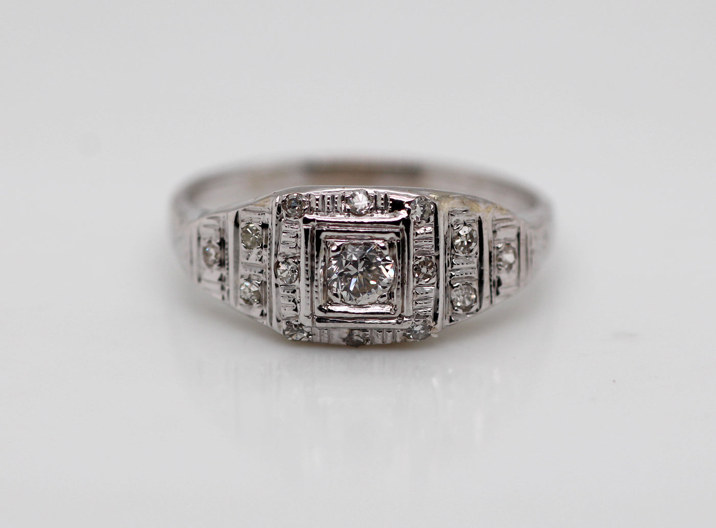 ESTATE 14KW .27 CTTW VINTAGE DIAMOND RING