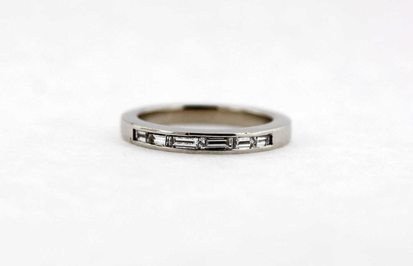 18KW .42 CTTW DIAMOND BAGUETTE BAND H-VS2