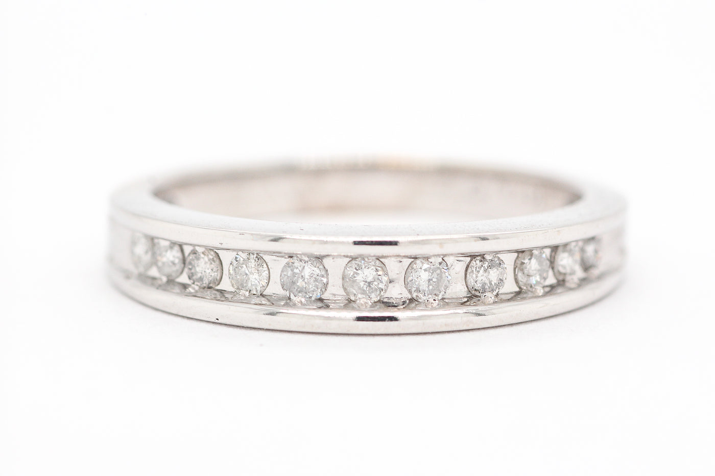 14kw .25 cttw diamond wedding band, hi-i1