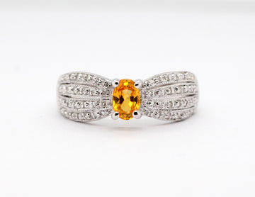 ESTATE 18KW .60 CT GOLDEN SAPPHIRE AND DIAMOND RING, .40 CTTW I-I1