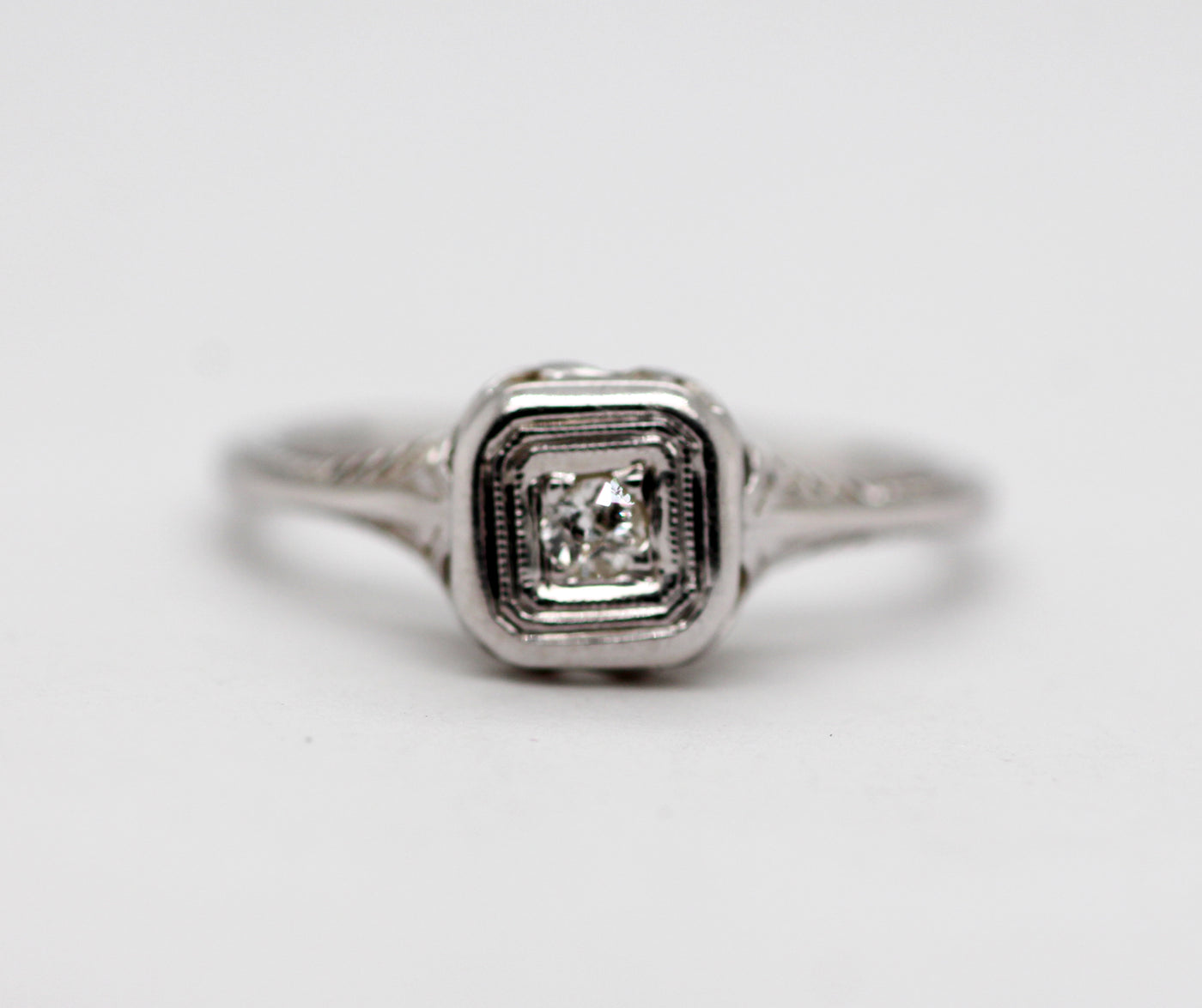 Estate 18KW .03 Ct Round Brilliant Diamond Vintage Ring