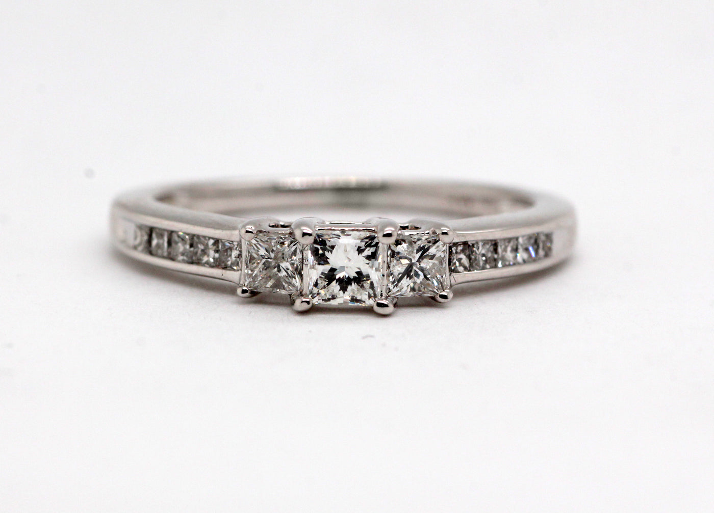 14KW .57CTTW DIAMOND 3 STONE STYLE RING