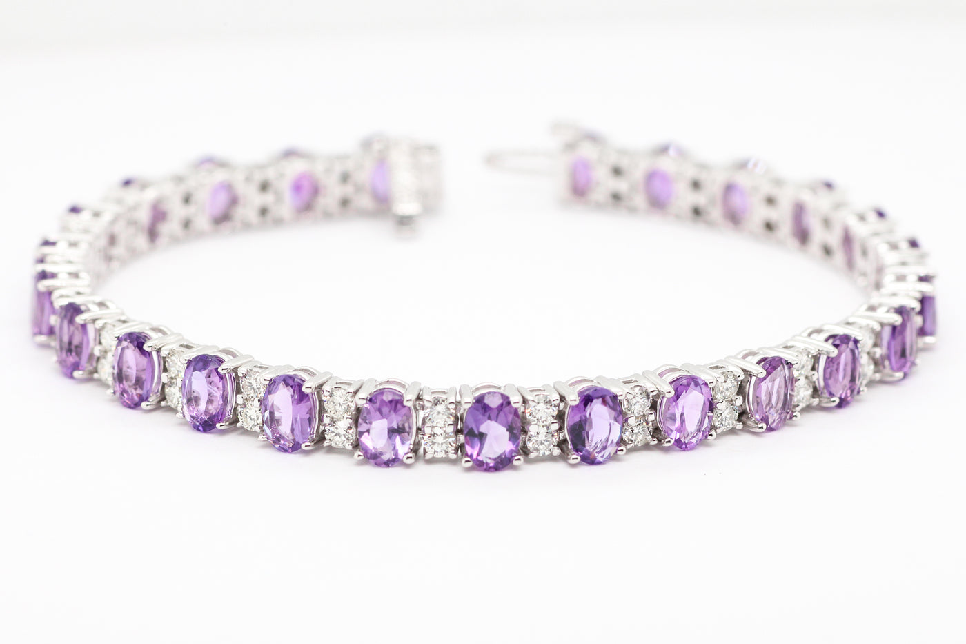 14KW 9.64 CTTW AMETHYST AND DIAMOND BRACELET, 2.51 CTTW