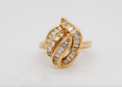 18KY 1.09 Cttw Diamond Swirl Ring