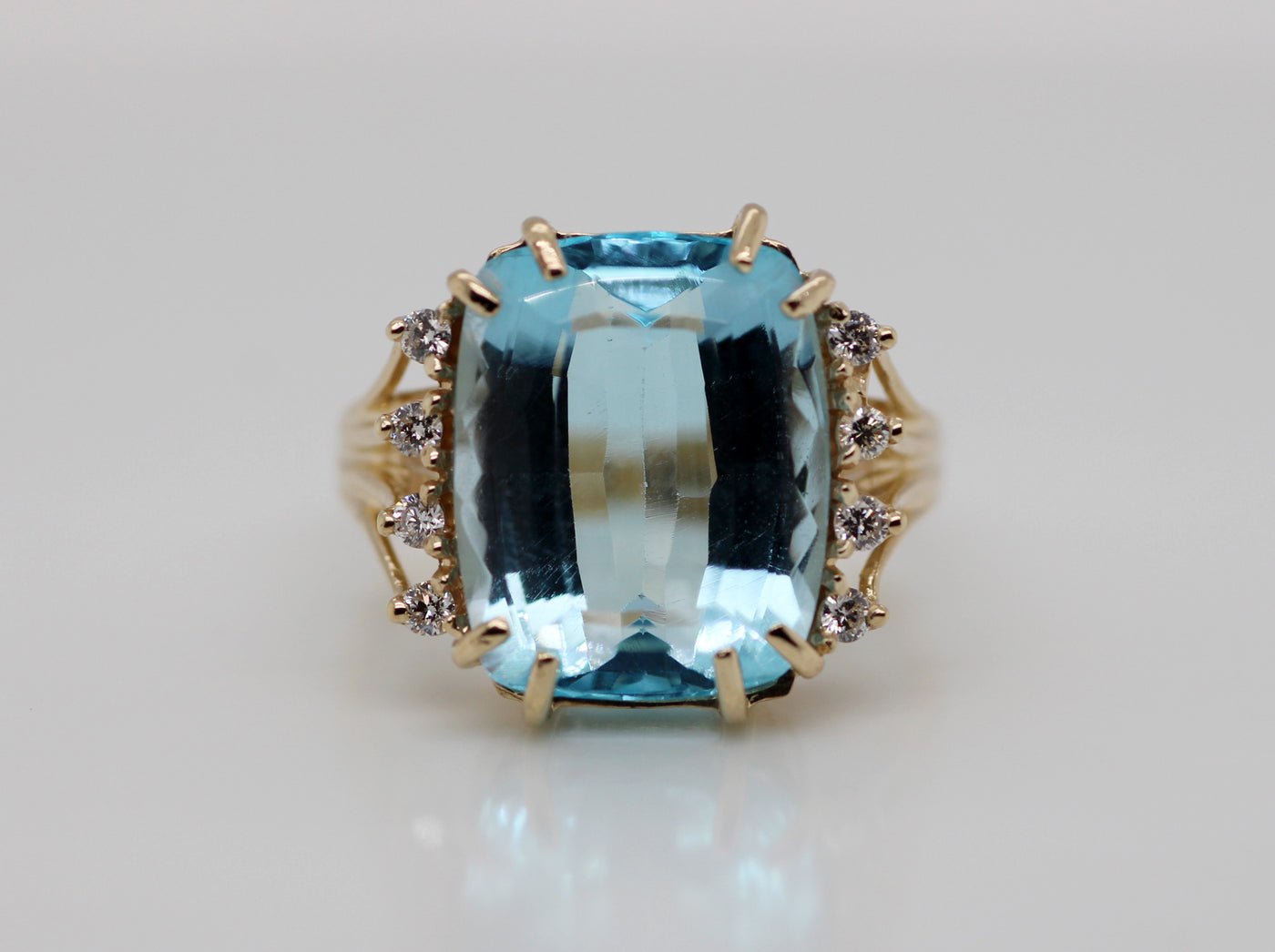 ESTATE 14KY 12.15 CT BLUE TOPAZ AND DIAMOND RING .12 CTTW H-SI1