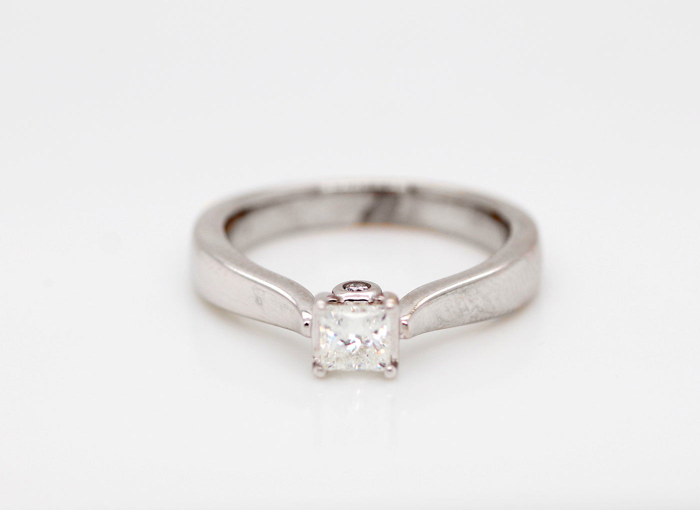 14KW .46 CT DIAMOND SOLITAIRE, .07 ACCENT DIAMONDS H-SI1