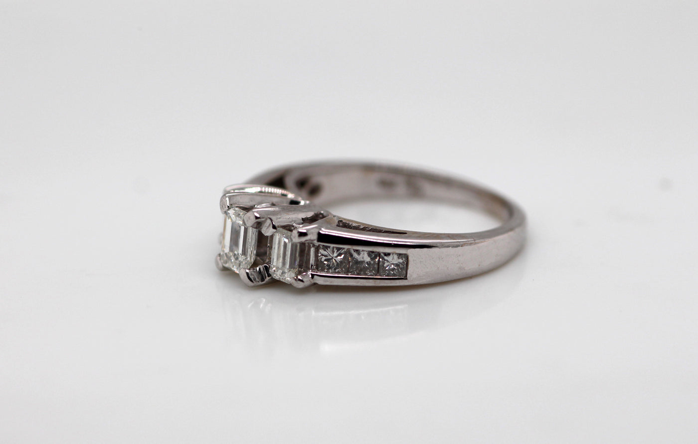 18KW .85 Cttw Diamond Three Stone Style Ring G-VS2