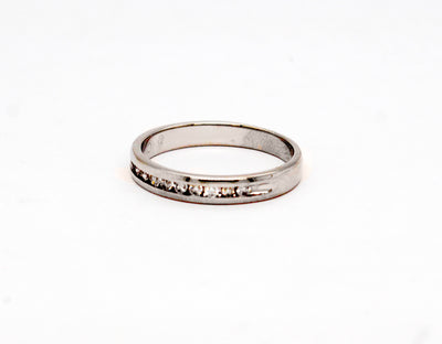 Estate 14KW .20 Cttw Diamond Wedding Ring G to H in Color and VS2 in C