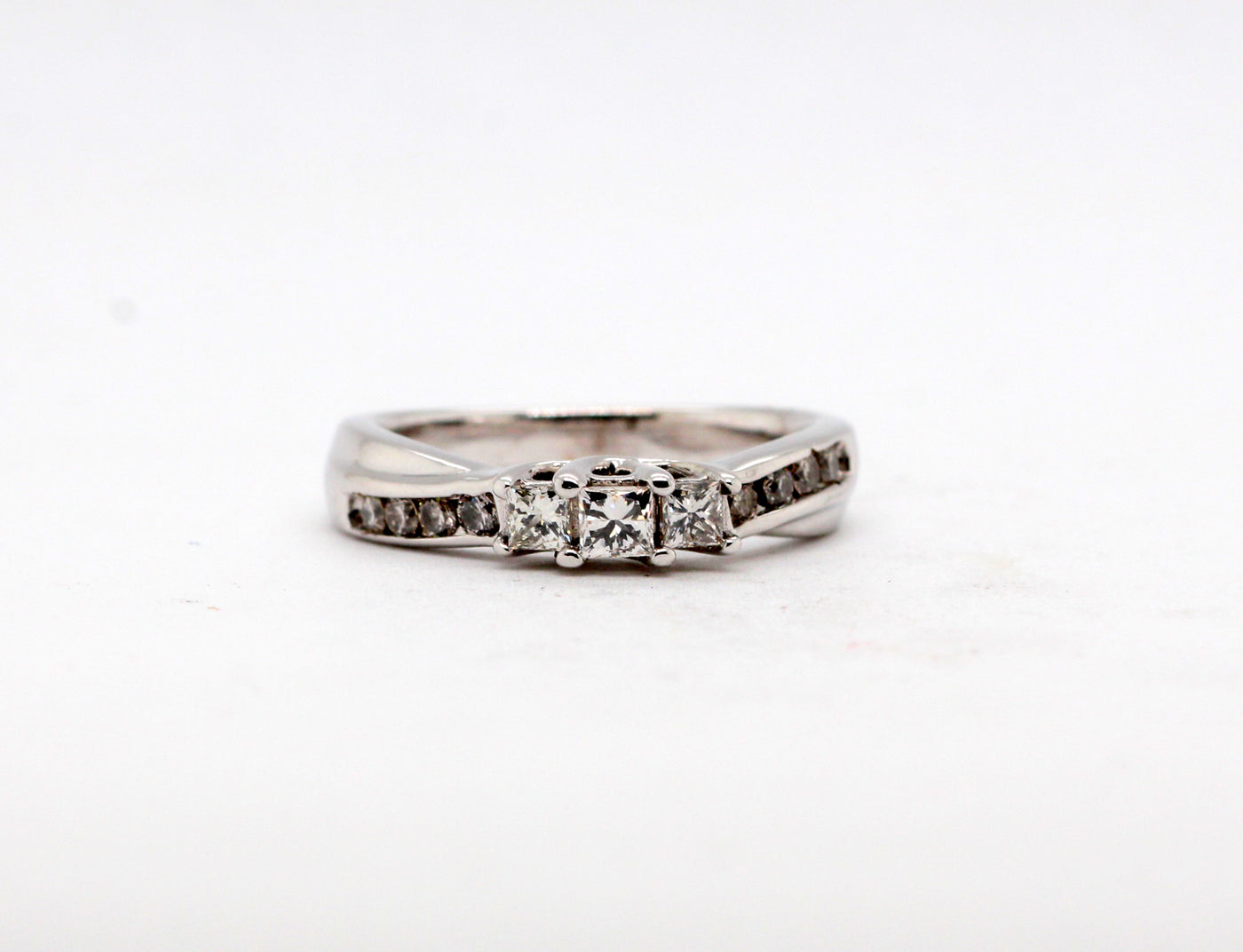 Estate 10KW .40 Cttw Diamond 3 Stone Ring I-SI1