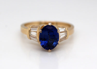 ESTATE 14KY 2.20 CT SYNTHETIC SAPPHIRE AND DIAMOND RING .85 CTTW J-VS2