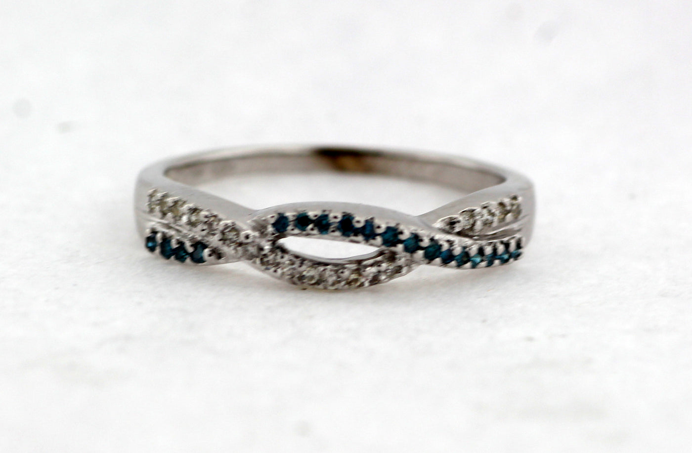 10KW .25 CTTW BLUE AND WHITE DIAMOND FASHION RING