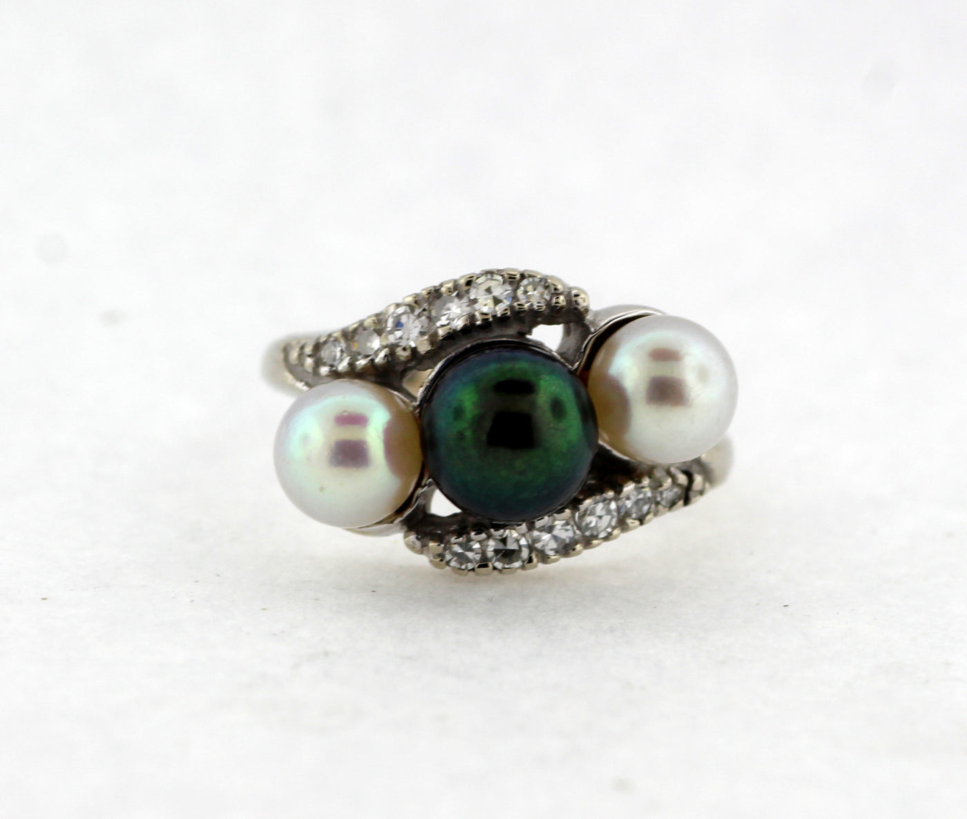 ESTATE 14KW CULTURED AND DYED PEARL AND DIAMOND RING .16 CTTW