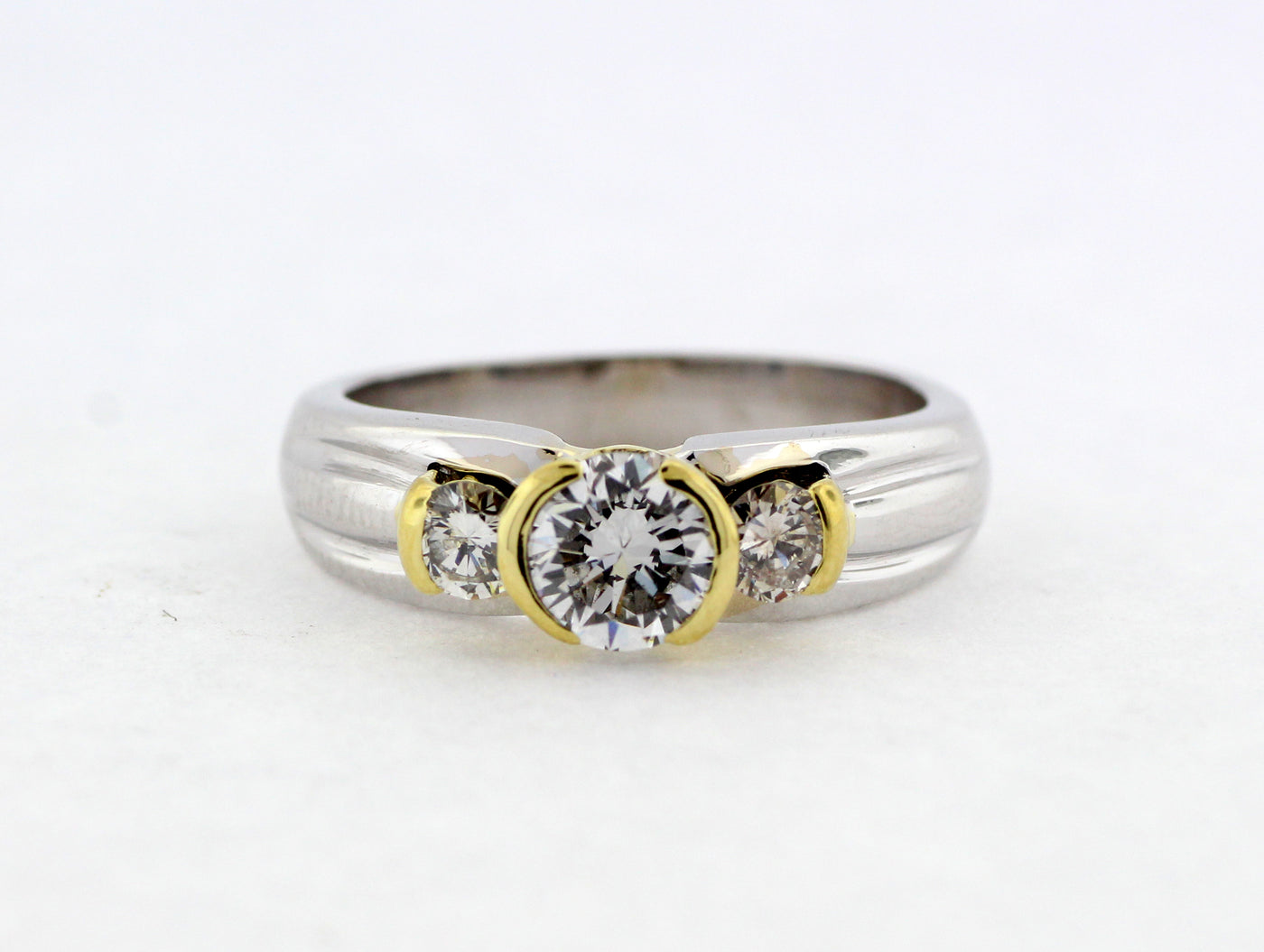 ESTATE 18KTT 1.00 CTTW DIAMOND FASHION 3 STONE RING H-VS2 N42