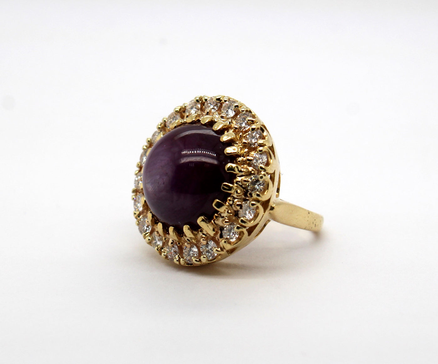 Estate 18KY 20.00 Ct Star Ruby and 1.65 Cttw Diamond Ring