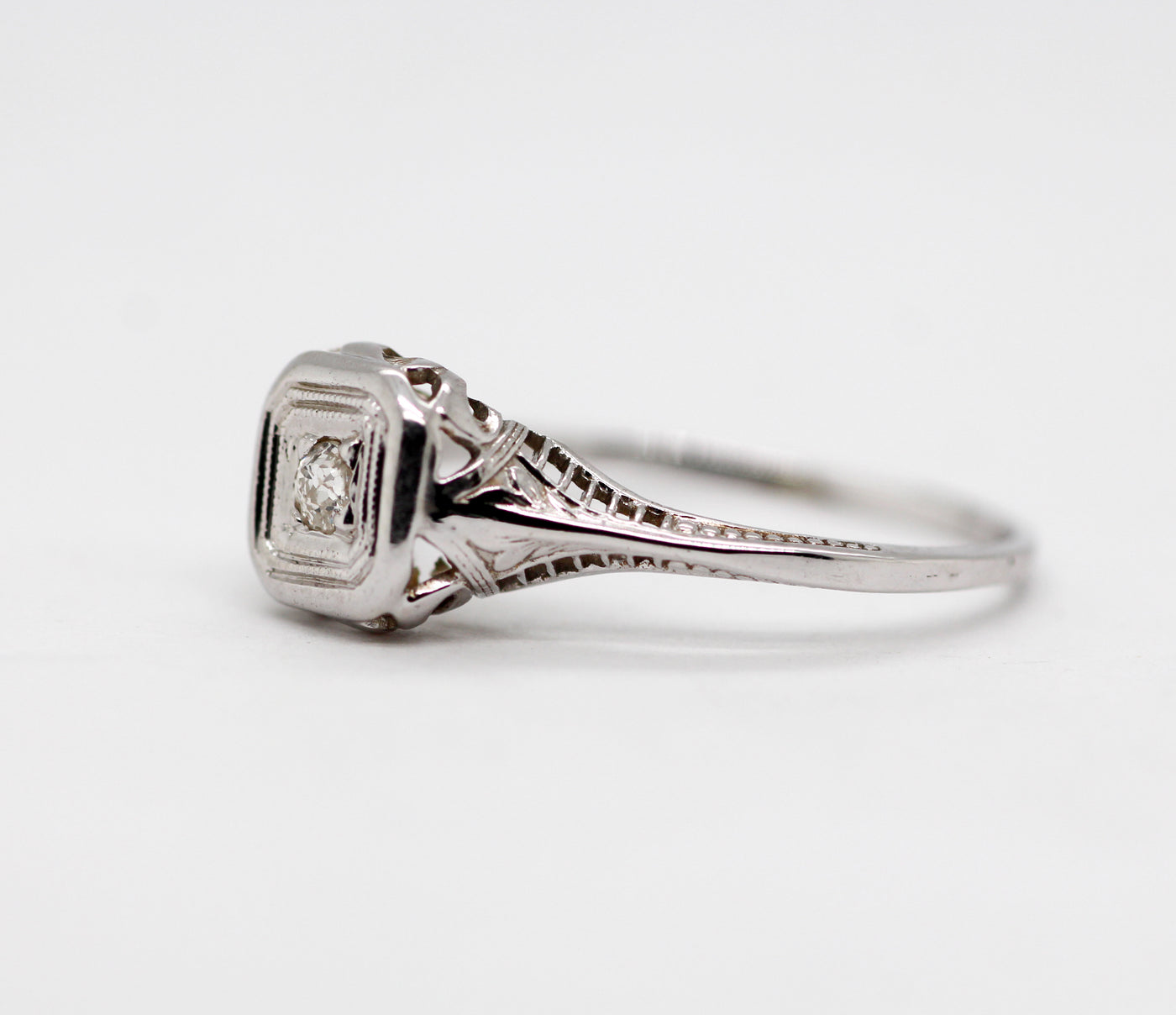 Estate 18KW .03 Ct Round Brilliant Diamond Vintage Ring