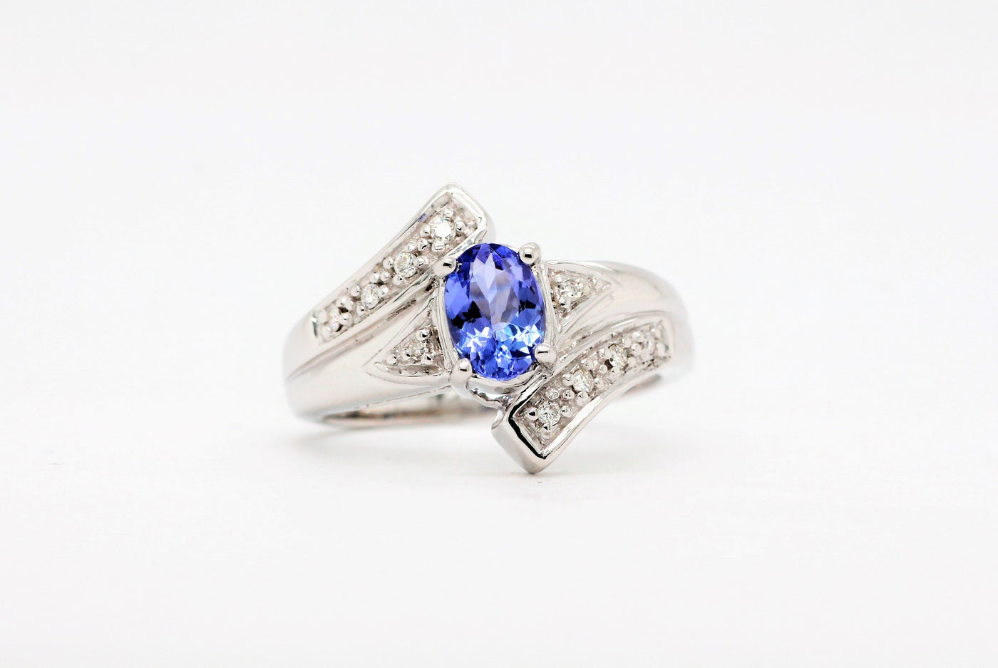 18Kw Tanzanite And Diamond Ring.