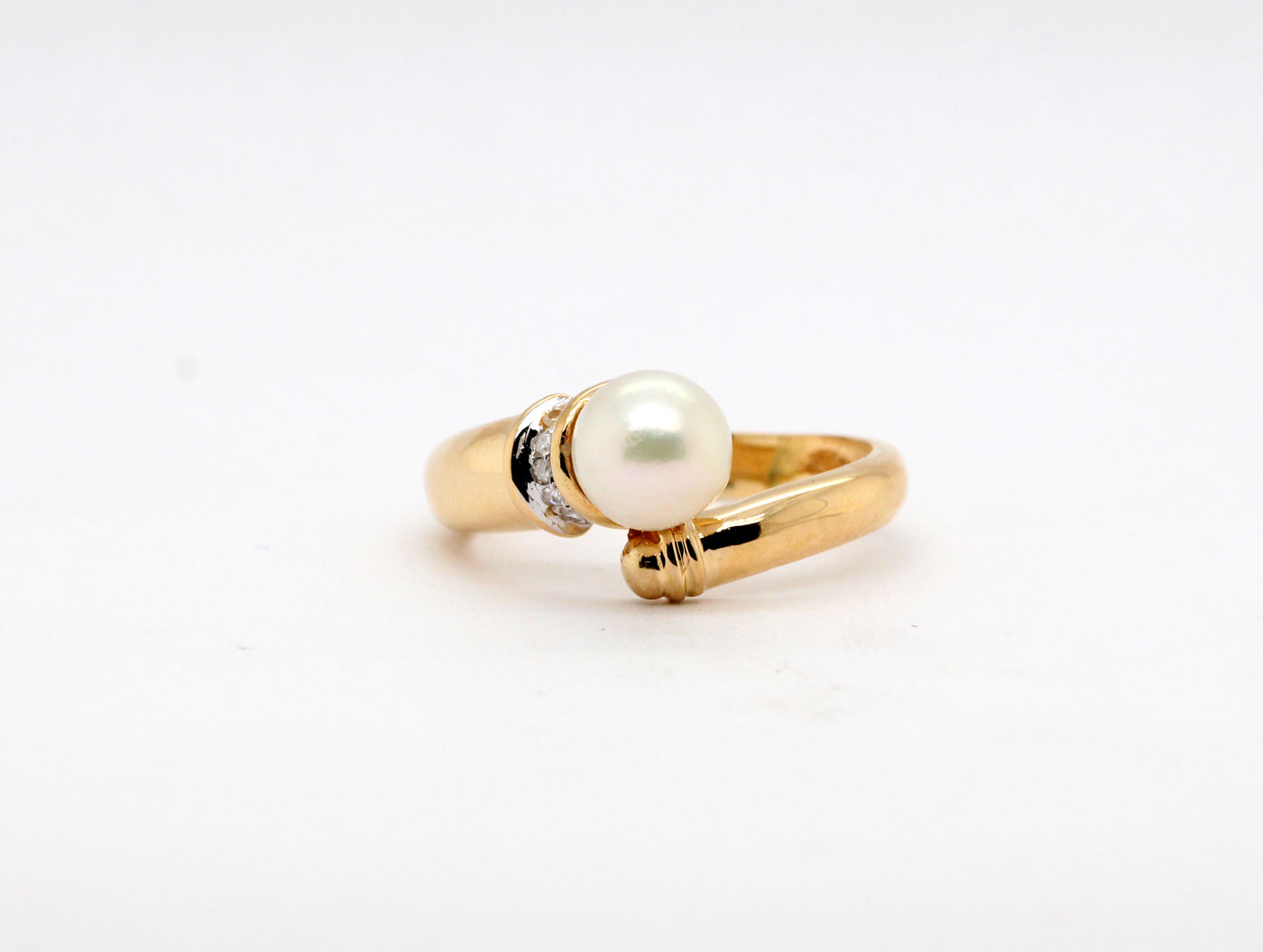 Estate 18KY 7mm Pearl and Diamond Ring, .04 Cttw I-I1