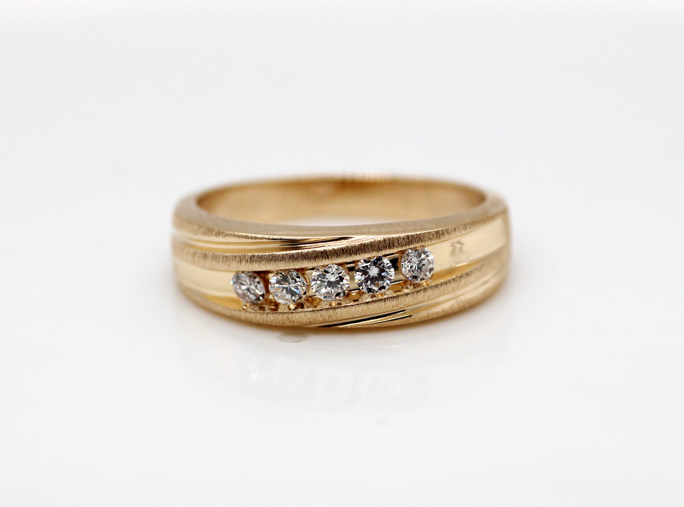 14KY .35 CTTW DIAMOND GENTS WEDDING BAND H-SI1