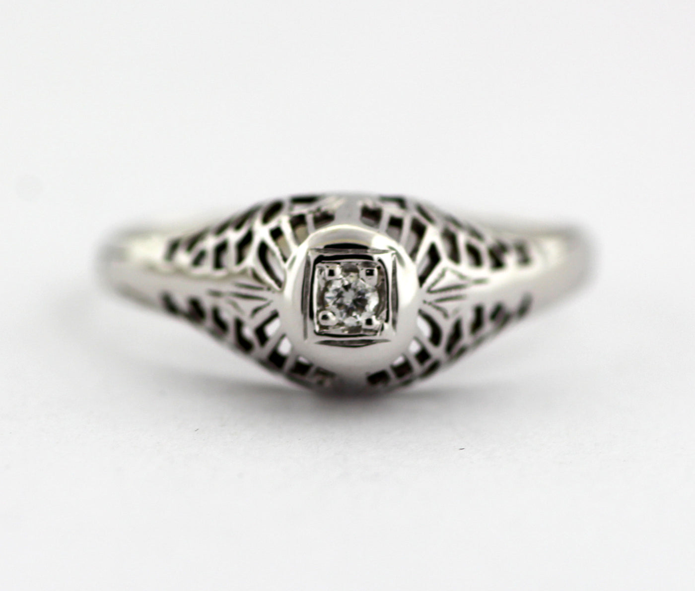 ESTATE 18KW .03 CT VINTAGE RING