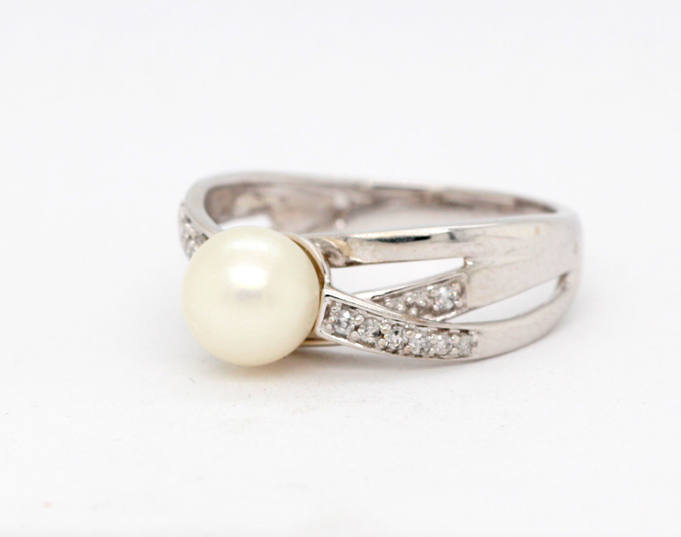 14KW 7.5 mm Pearl and Diamond Ring