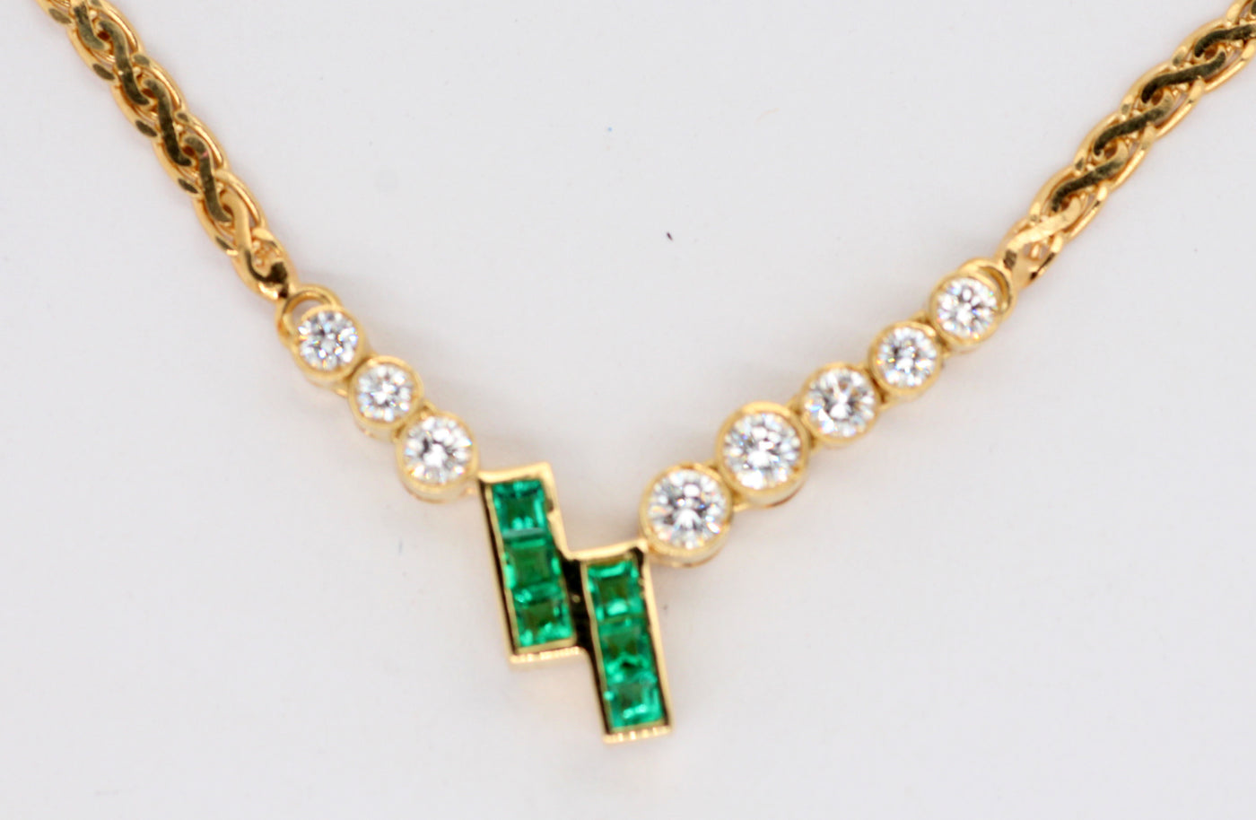 ESTATE 18KY .30 CTTW EMERALD AND DIAMOND NECKLACE, .64 CTTW G-VS2