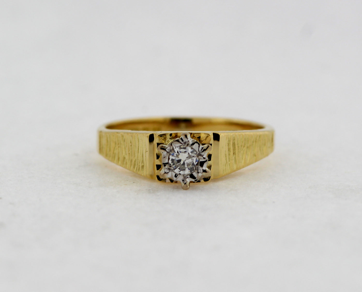 ESTATE 18KY .09 CT ROUND DIAMOND SOLITAIRE H-SI2