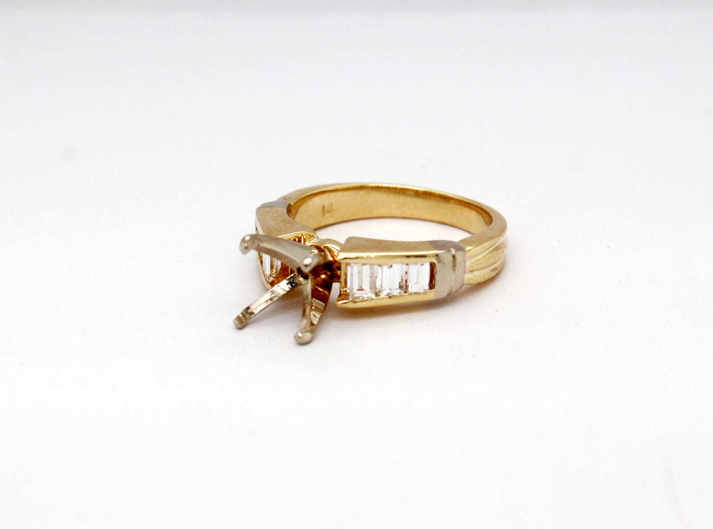 Estate 14KY .60 Cttw Diamond Ring H in Color and VS2 in Clarity