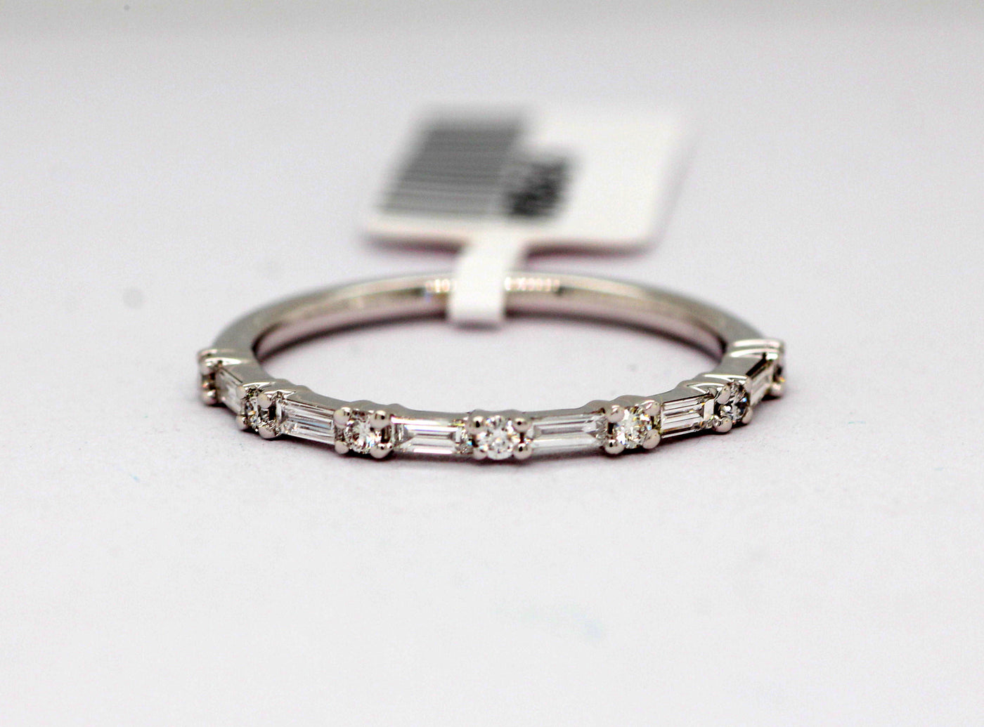 14kw .25 cttw diamond wedding band, g-si1