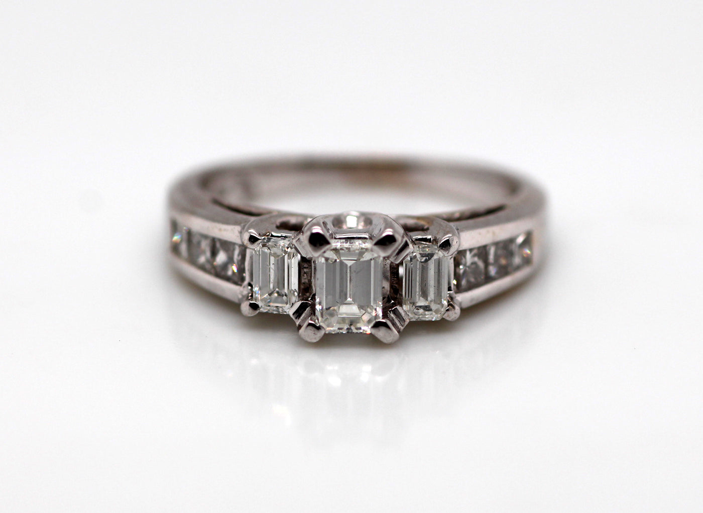18KW .85 Cttw Diamond Three Stone Style Ring G-VS2