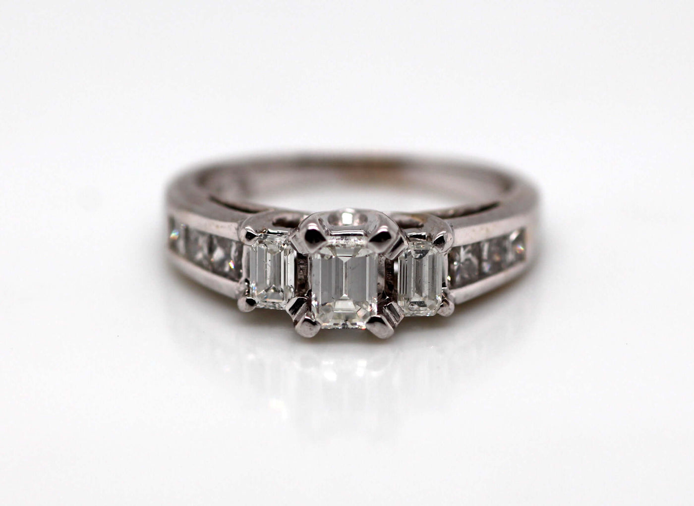 18KW .85 Cttw Diamond Three Stone Style Ring G-VS2