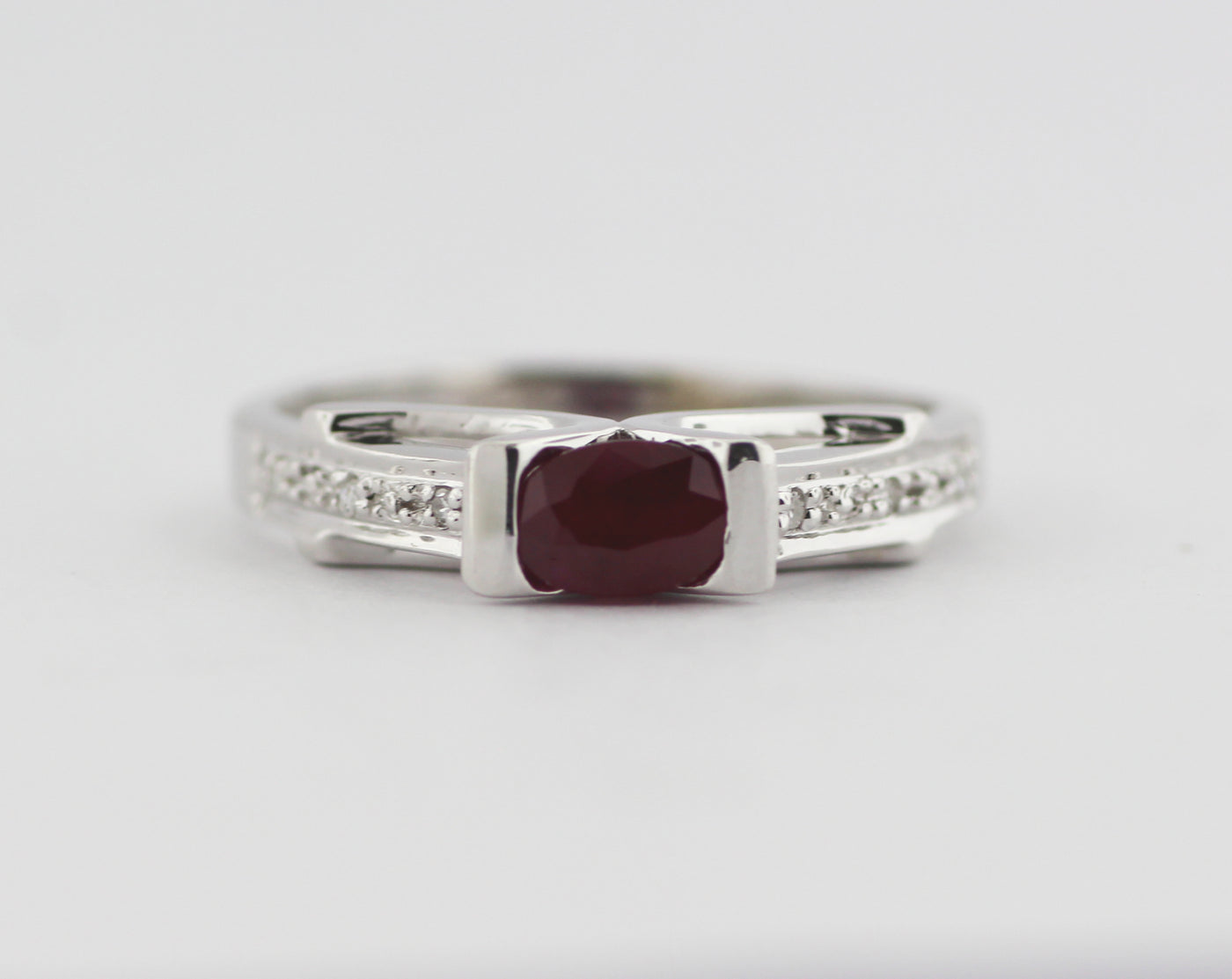 ESTATE 14KW .60 CT RUBY AND DIAMOND RING .04 CTTW IJ-I1
