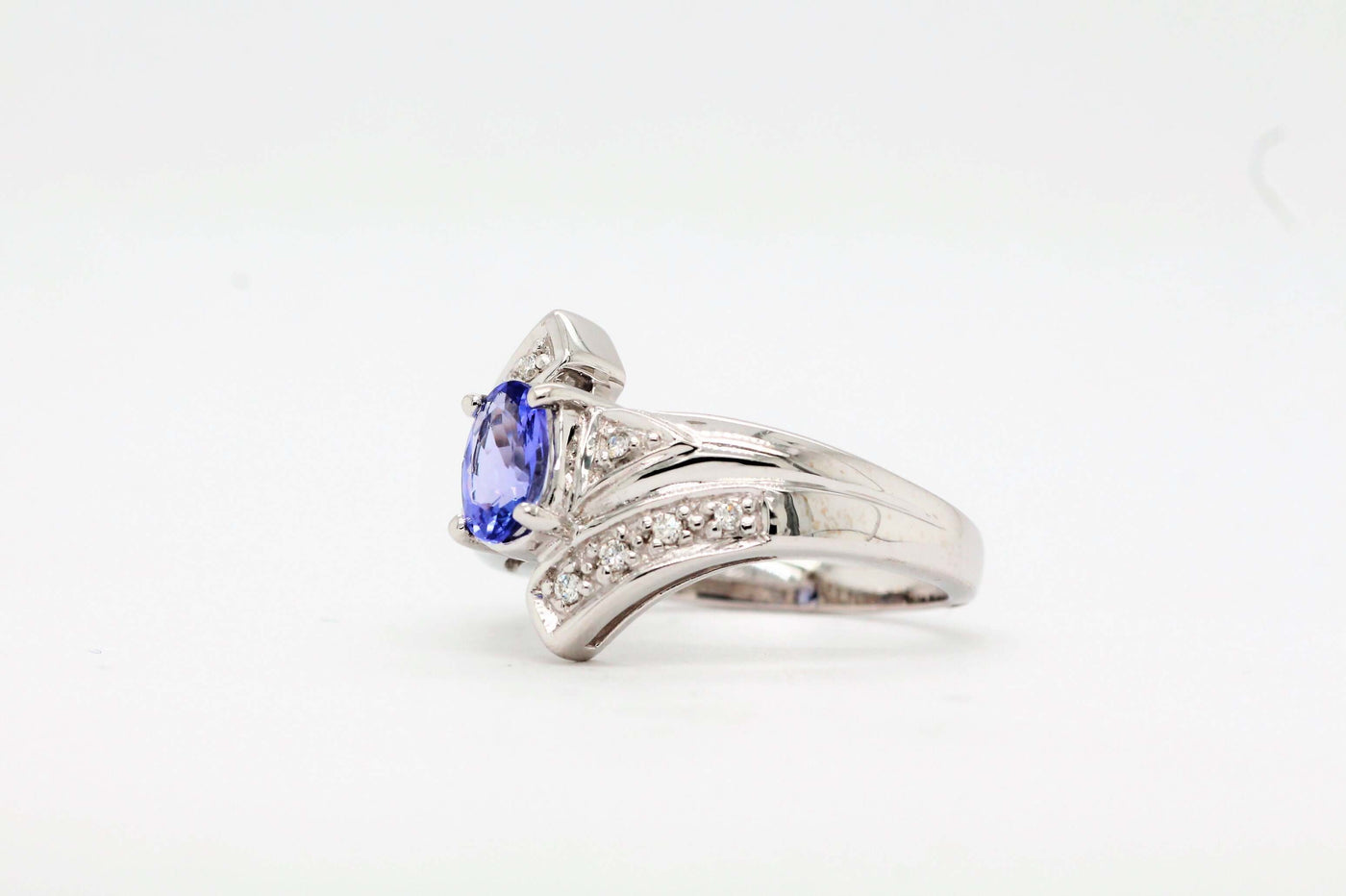 18Kw Tanzanite And Diamond Ring.