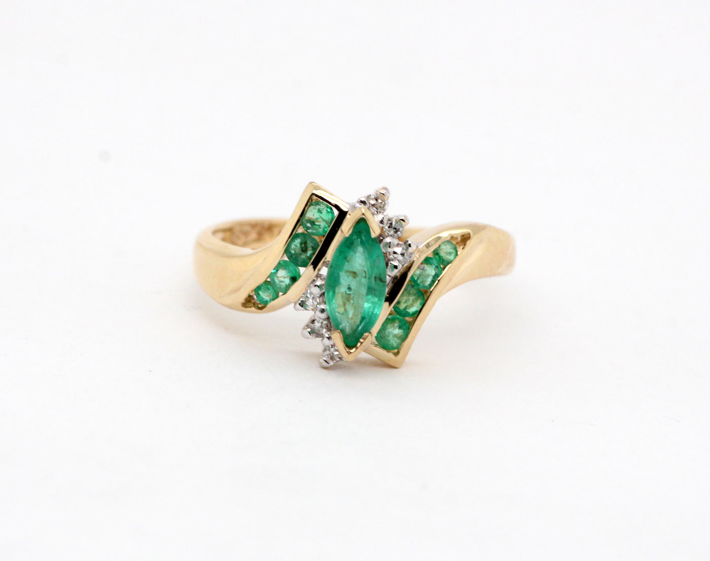 Estate 10ky .64 cttw emerald and diamond ring, .04 cttw h-si1