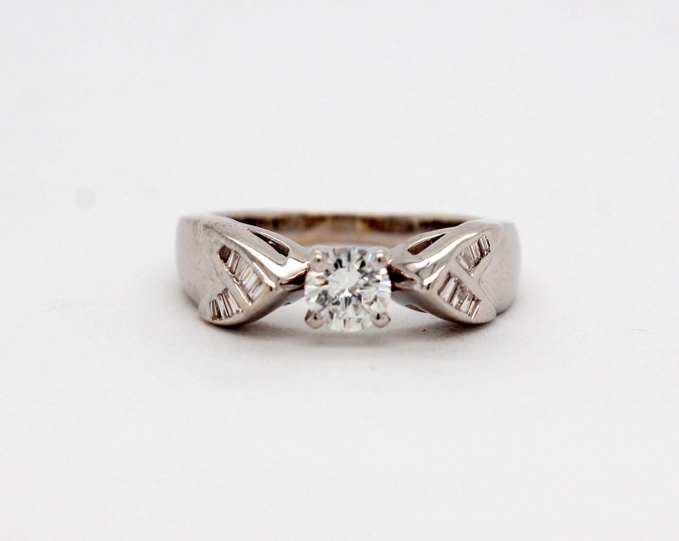 Estate 14KW .70 Cttw Diamond Ring G in Color and SI1 in Clarity
