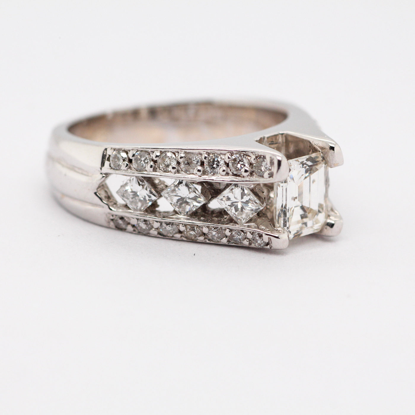 18KW 1CTTW DIAMOND ENGAGEMENT RING, .70CT EMER, CTR J-I1
N1445