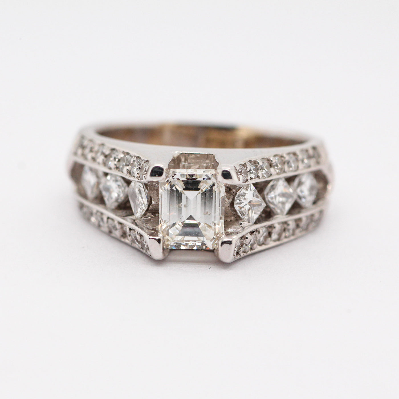 18KW 1CTTW DIAMOND ENGAGEMENT RING, .70CT EMER, CTR J-I1
N1445