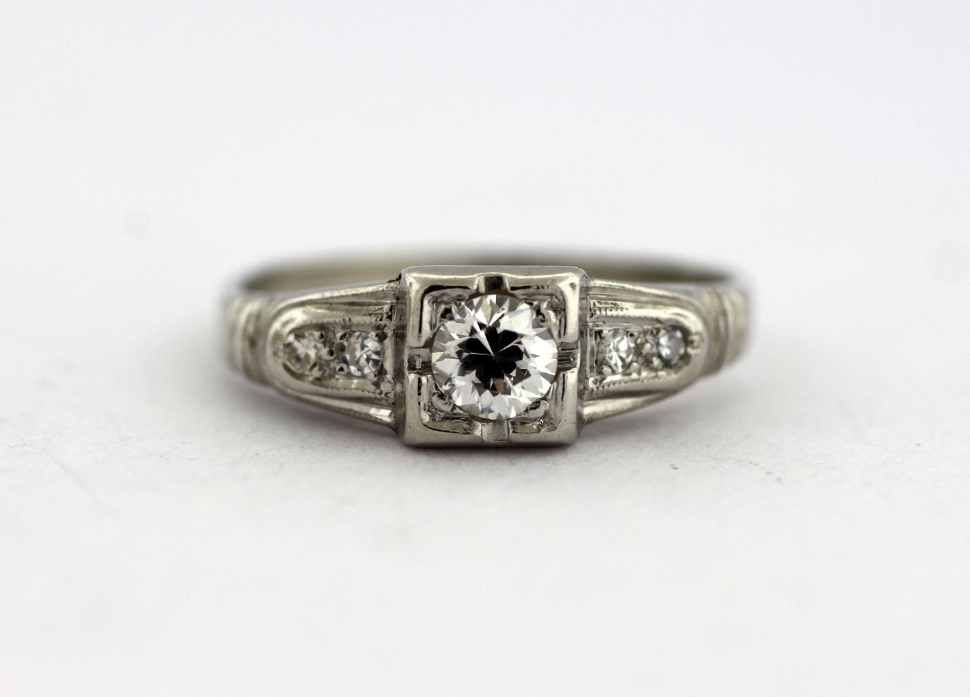 ESTATE PLATINUM .37 CTTW DIAMOND RING G-VS2