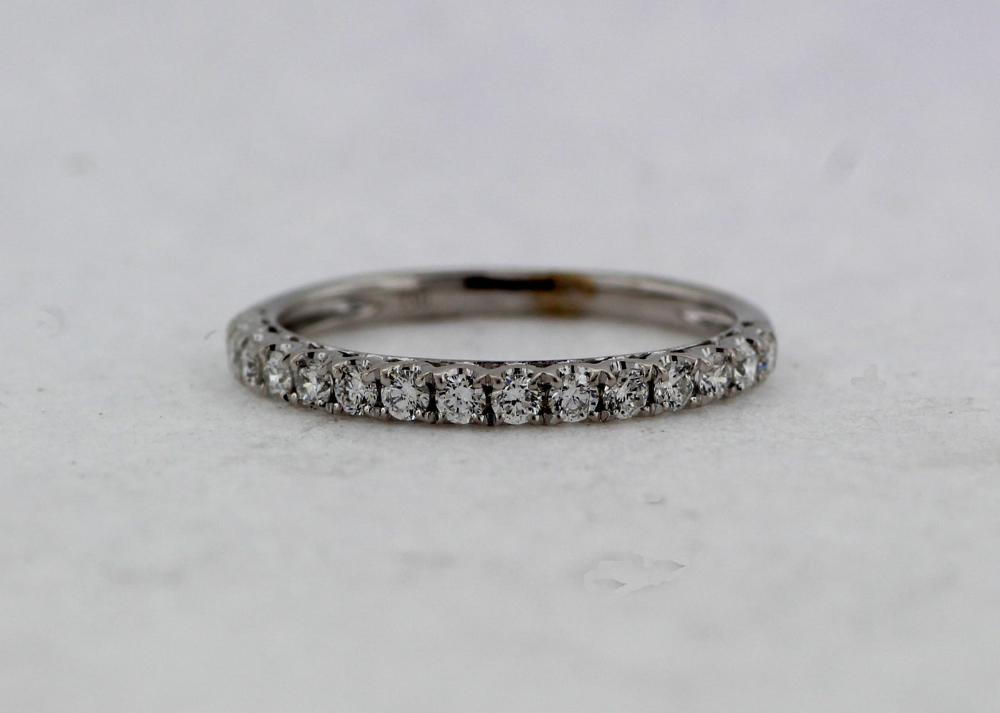 18KW .30 CTTW DIAMOND WEDDING BAND G-VS2