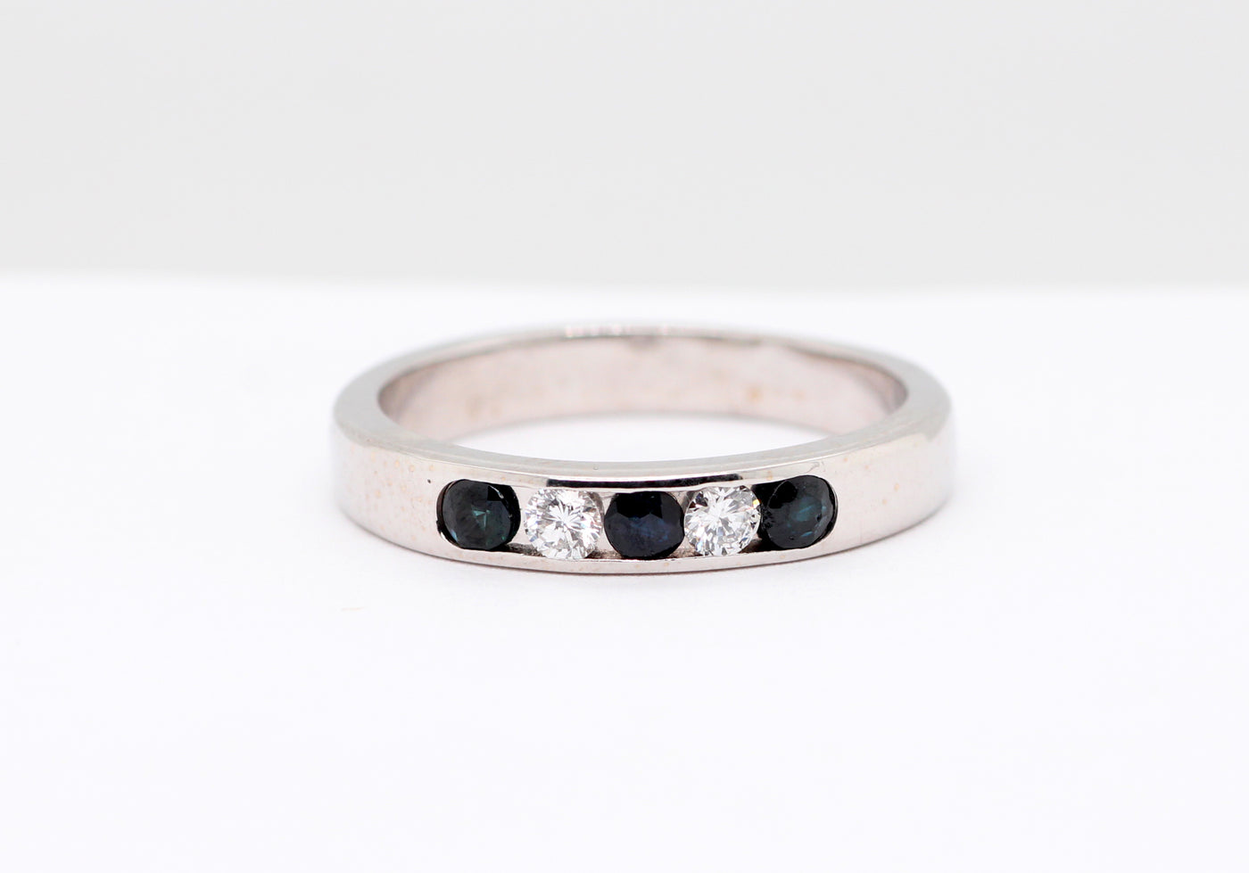 ESTATE 14KW .33 CTTW BLUE SAPPHIRE AND DIAMOND RING, .18 CTTW G-SI2